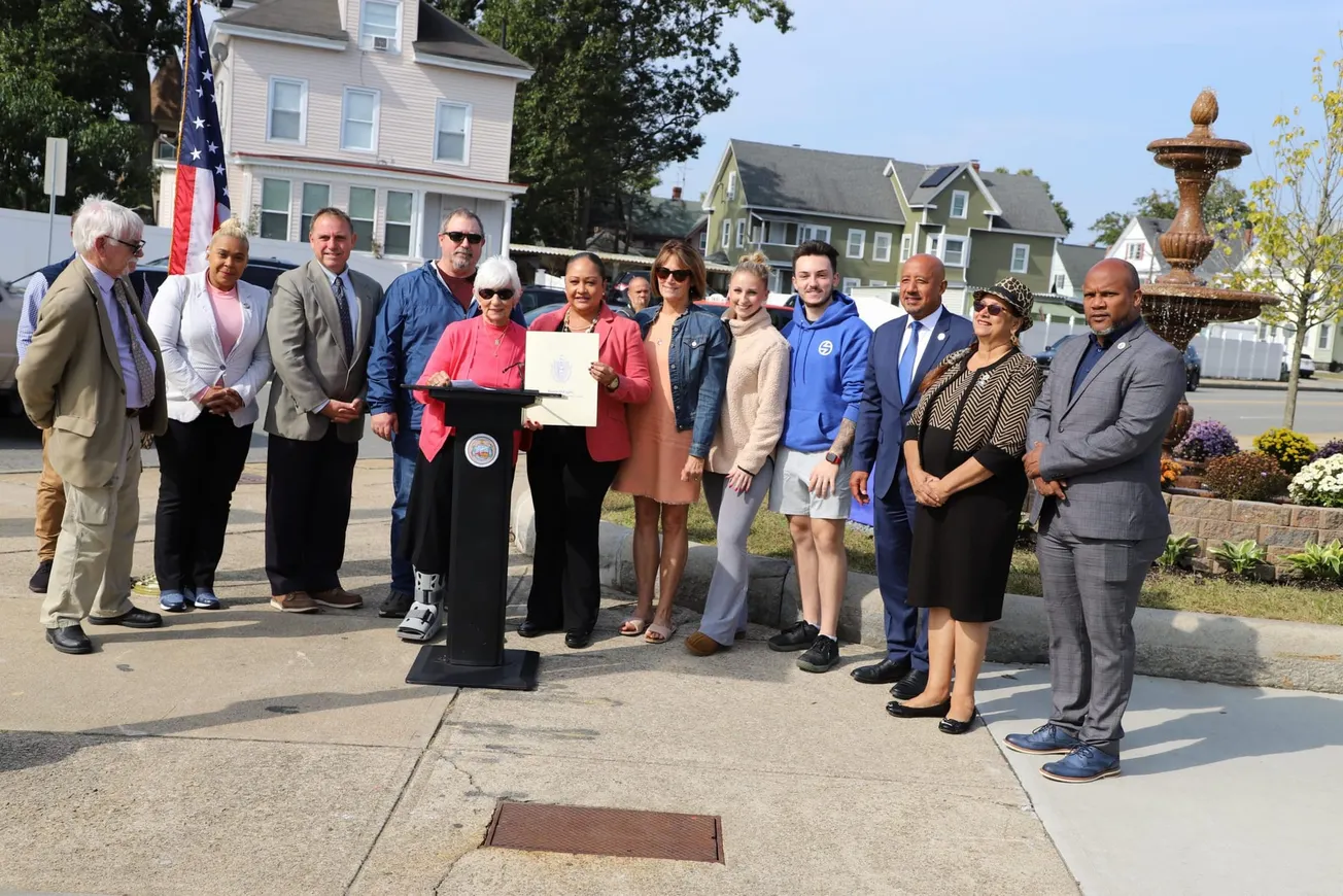 Dedican fuente en memoria del ex concejal Roger Twomey en Lawrence