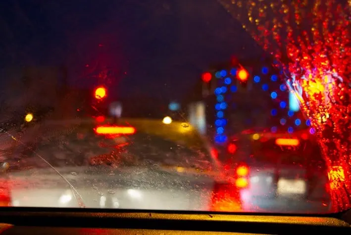 Camión volcó tras chocar contra el puente elevado en Storrow Drive causando retrasos