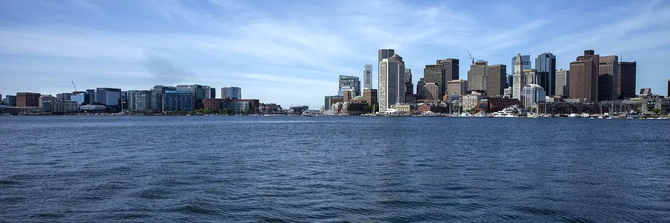 El horizonte de Boston visto desde el otro lado del puerto, con el Seaport a la izquierda, el centro de Boston a la derecha,