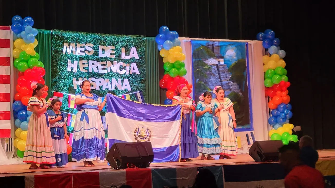 La ciudad de Lynn llevó a cabo un desfile de Banderas de países Latinoamericanos como la de El Salvador durante su celebració