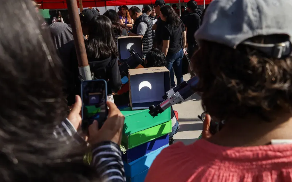 Las imágenes que dejó el “anillo de fuego” tras el paso del eclipse anular