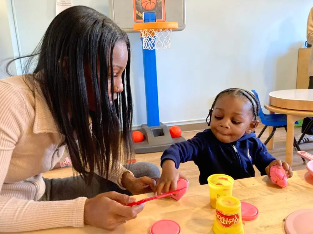 Jazzmine Pryor dijo que a su hijo de 20 meses le encanta la sala de juegos del refugio familiar en Boston. Sin embargo, mucho