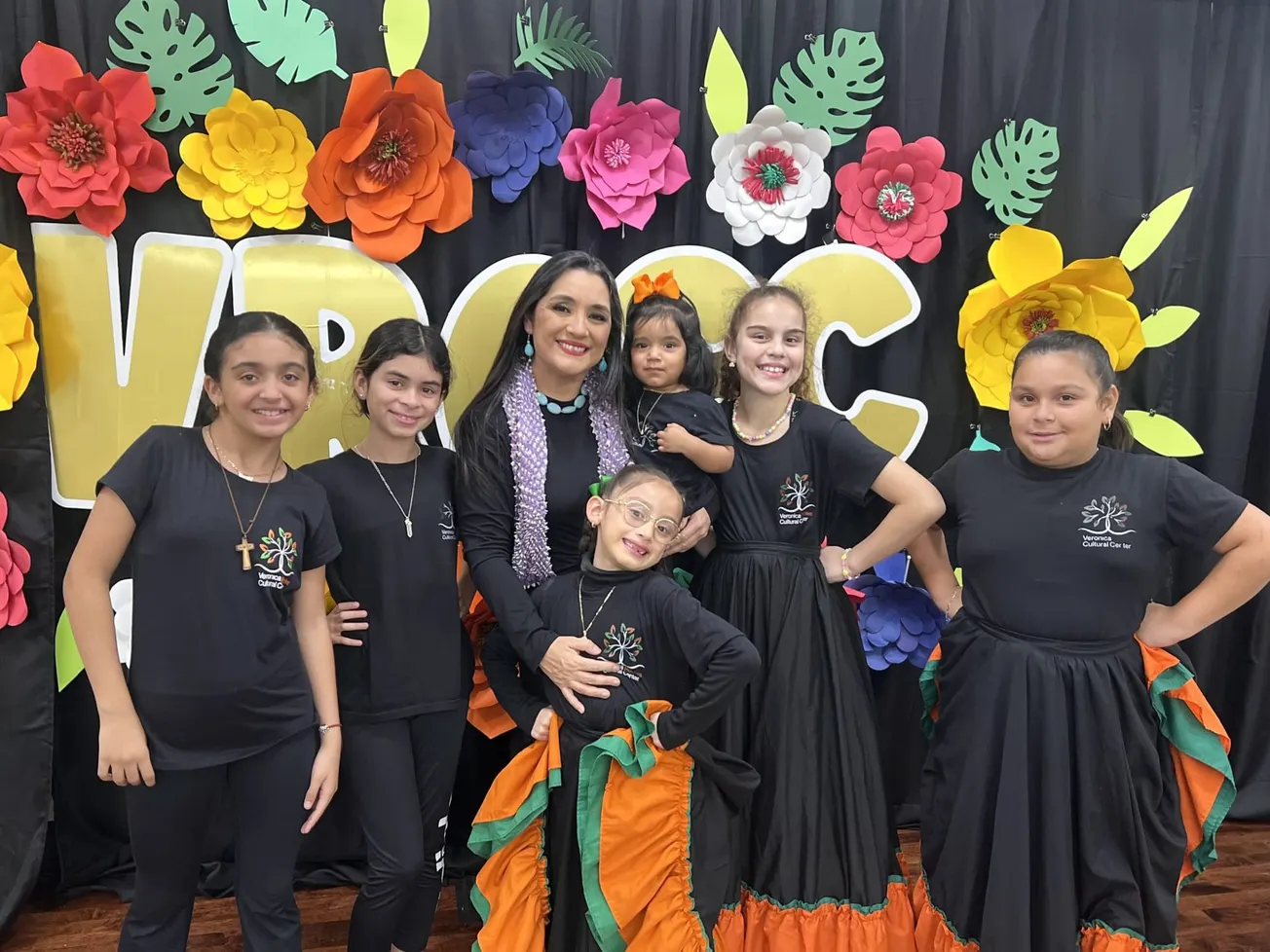 Verónica Robles, cofundadora y directora de VROCC con sus estudiantes en su centro cultural. Foto: Rosanna Marinelli.