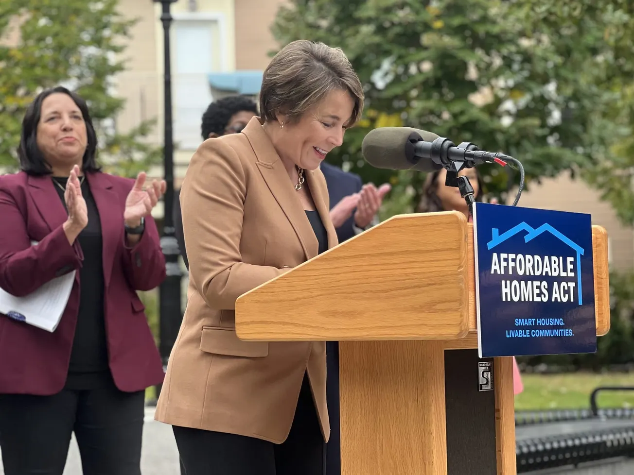 La gobernadora Maura Healey anunció, en Chelsea, una inversión masiva para crear 40,000 nuevos hogares y abordar los costos d