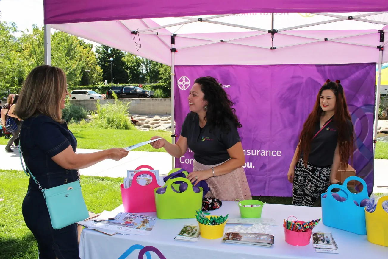 Abby Madore, una navegante en Carson City, distribuye información sobre el período de inscripción abierta de Nevada que comie