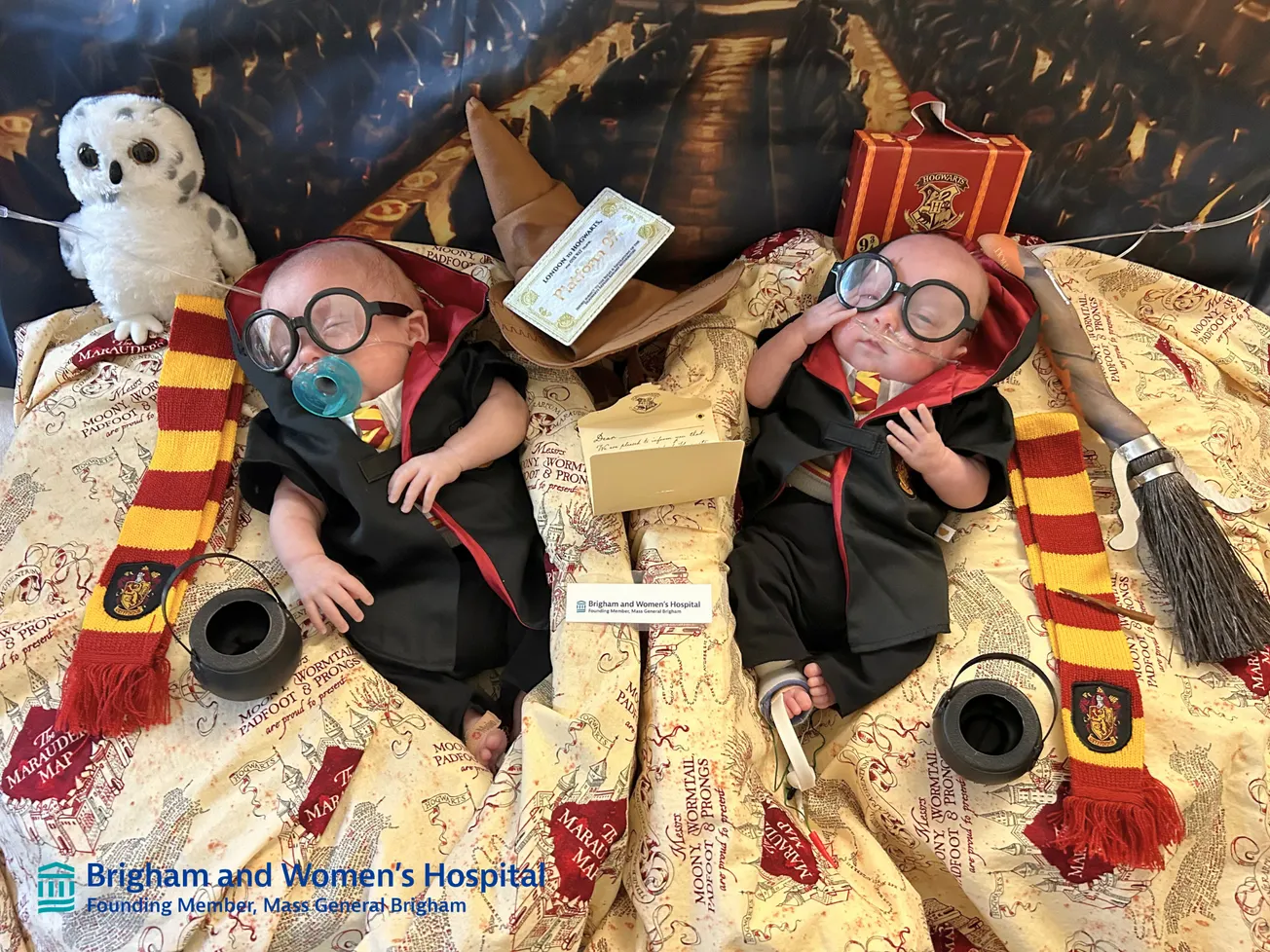 Gemelos vestidos como Harry Potter. Foto: Cortesía del Brigham and Women’s Hospital (BWH).