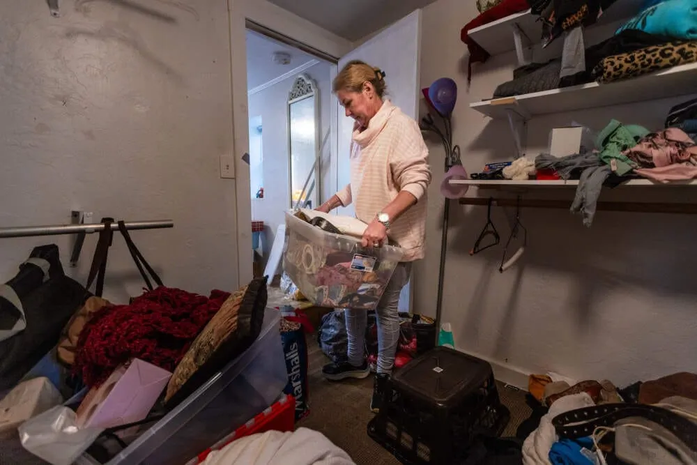 Deb Libby traslada sus pertenencias del apartamento del que fue desalojada en Worcester. (Jesse Costa/WBUR)