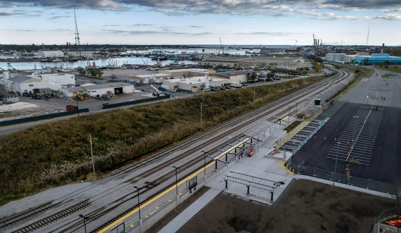 Una vista aérea de la zona de construcción para la línea de ferrocarril South Coast Rail en New Bedford. (Robin Lubbock/WBUR)
