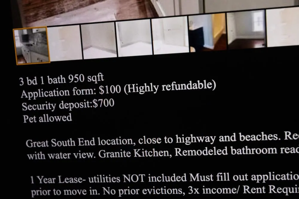 Las tarifas de solicitud para apartamentos están en aumento en Massachusetts, y no siempre son legales. (Jesse Costa/WBUR)