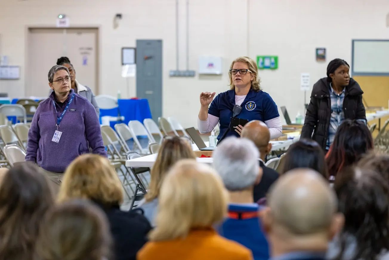 El viernes 17 de noviembre, la Directora de MEMA, Dawn Brantley, dio una sesión informativa operativa a los voluntarios en la