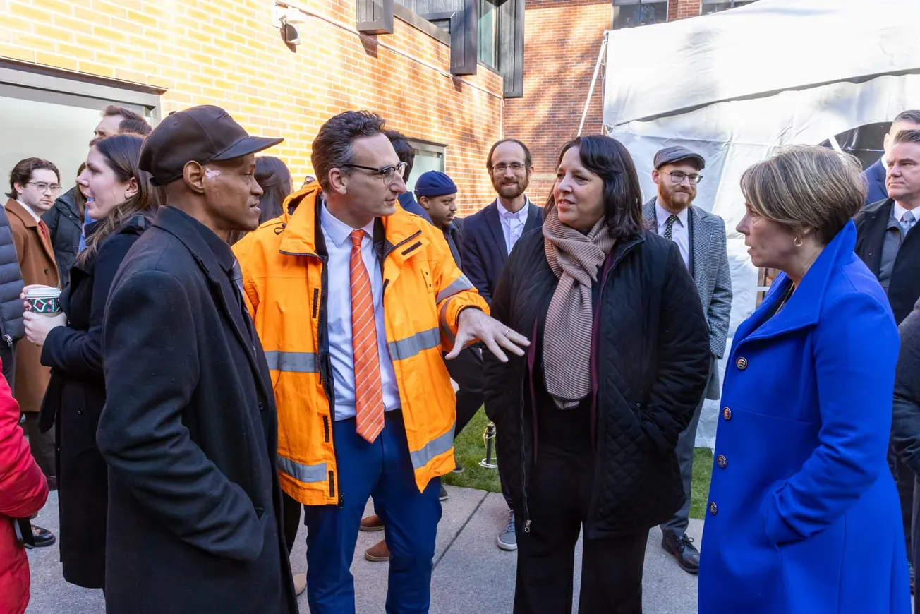 La gobernadora Maura Healey, la vicegobernadora Kim Driscoll y otros funcionarios clave, incluidos el representante de EE. UU