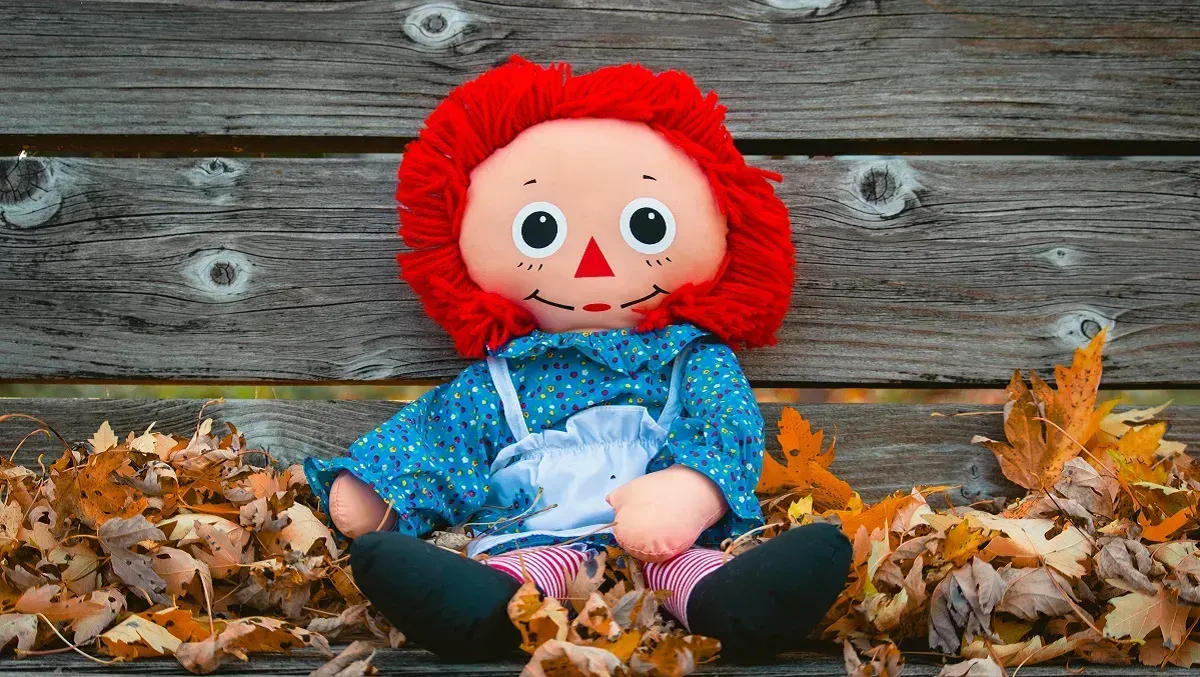 La muñeca Annabelle es cambiada de vitrina, a pesar que los Warren advirtieron sobre !No tocarla!