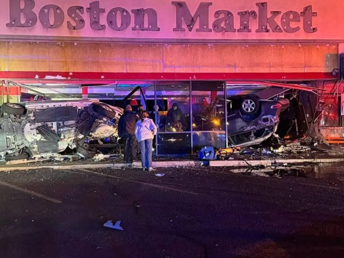 Accidente en Saugus MA, termina con 2 autos dentro del antiguo Boston Market