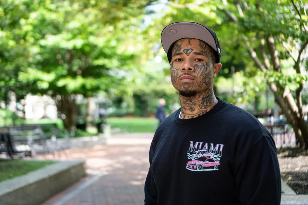 Jamaul Vital está en un parque de Boston en septiembre, unas semanas después de ser liberado de la Unidad de Ajuste Seguro en