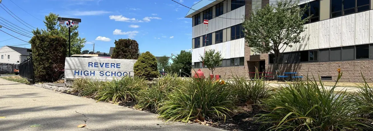 El edificio de la actual escuela secundaria de Revere está deteriorado al punto que los 2084 estudiantes no pueden asistir a