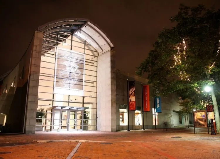 Exposición sobre los juicios de brujas de Salem en el Peabody Essex Museum