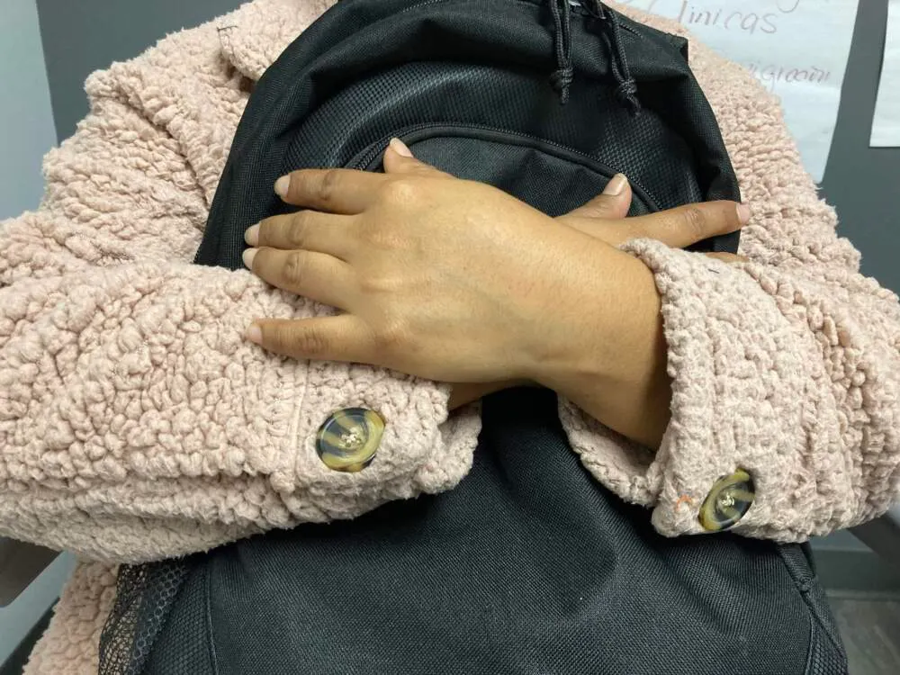 Creer que su familia no era elegible para el sistema de refugios, Neghumi, su esposo y sus tres hijos alquilaron media habita