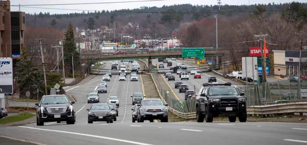 Tráfico constante a mitad del día en la Ruta 1 en Saugus. (Robin Lubbock/WBUR)