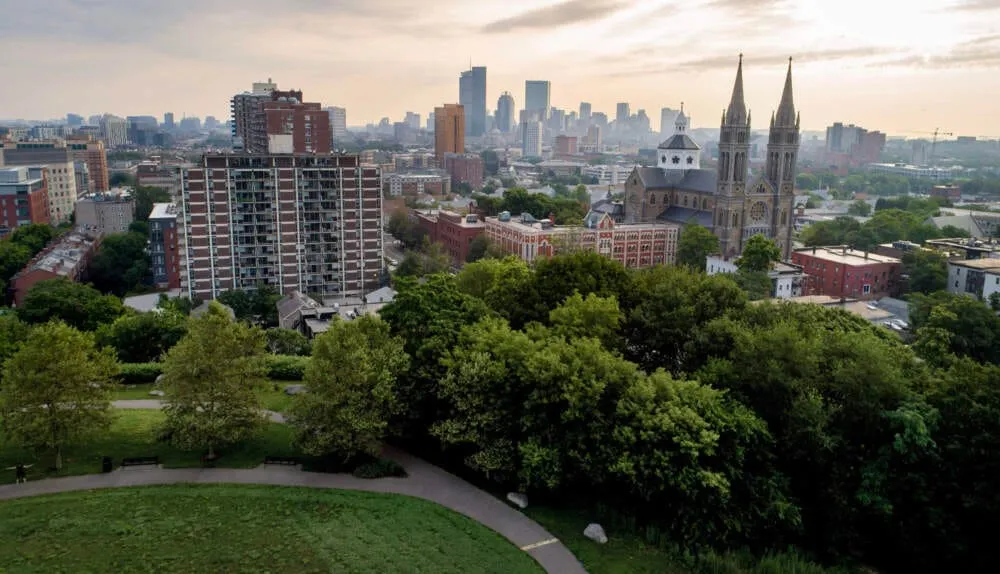 Mirando hacia el noreste desde Mission Hill hacia el centro de Boston. (Robin Lubbock/WBUR)