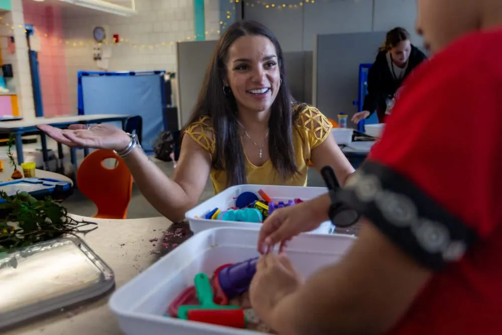 Tiffany Ramos, paraprofesional en Pentucket Lake Elementary School en Haverhill, trabaja con un estudiante en el aula. (Jesse