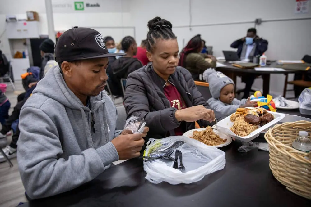 Immigrant Family Services Institute en Mattapan, ayuda a alimentar a las familias sin hogar que han sido puestas en lista de