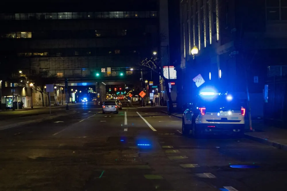 Patrullas de la Policía de Boston estacionados en Massachusetts Avenue con sus luces para enfatizar su presencia en todo el á