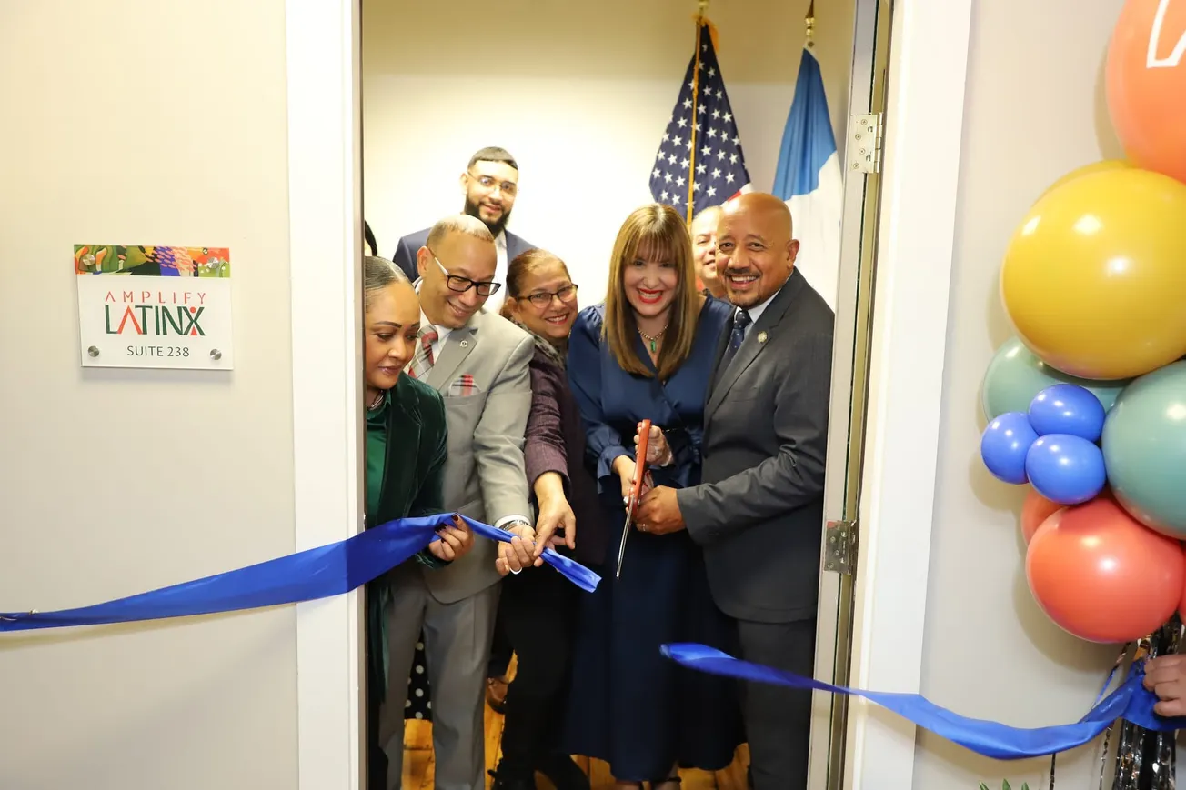 El jueves 14 de diciembre se realizó una ceremonia inaugural y rueda de prensa en la nueva sede de Amplify LatinX, situada en