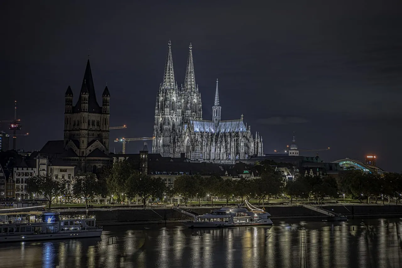 Parejas del mismo sexo participaron en una ceremonia pública de bendición frente a Cologne Cathedral en Cologne, Alemania, el