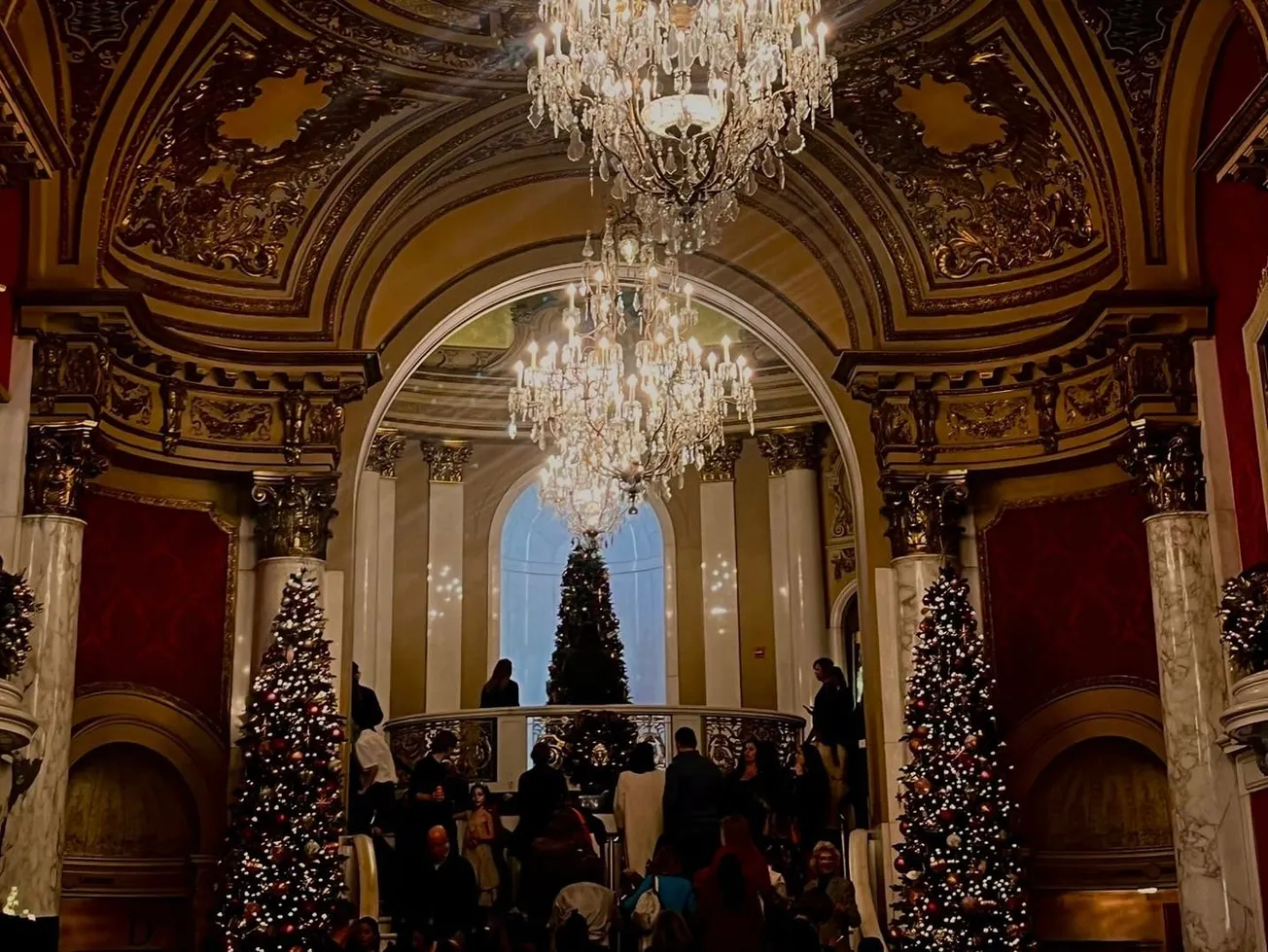 La magia de la Navidad del Cascanueces del Boston Ballet se siente desde el lobby en el Citizens Bank Opera House. Foto: Mari