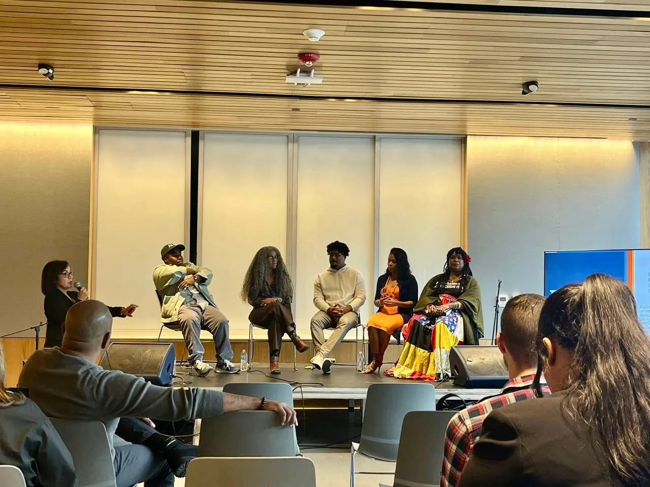 Panel de discusión sobre las artes y culturas afrolatinas en el "Closing Fiesta", última jornada de Fiesta en la Plaza en el