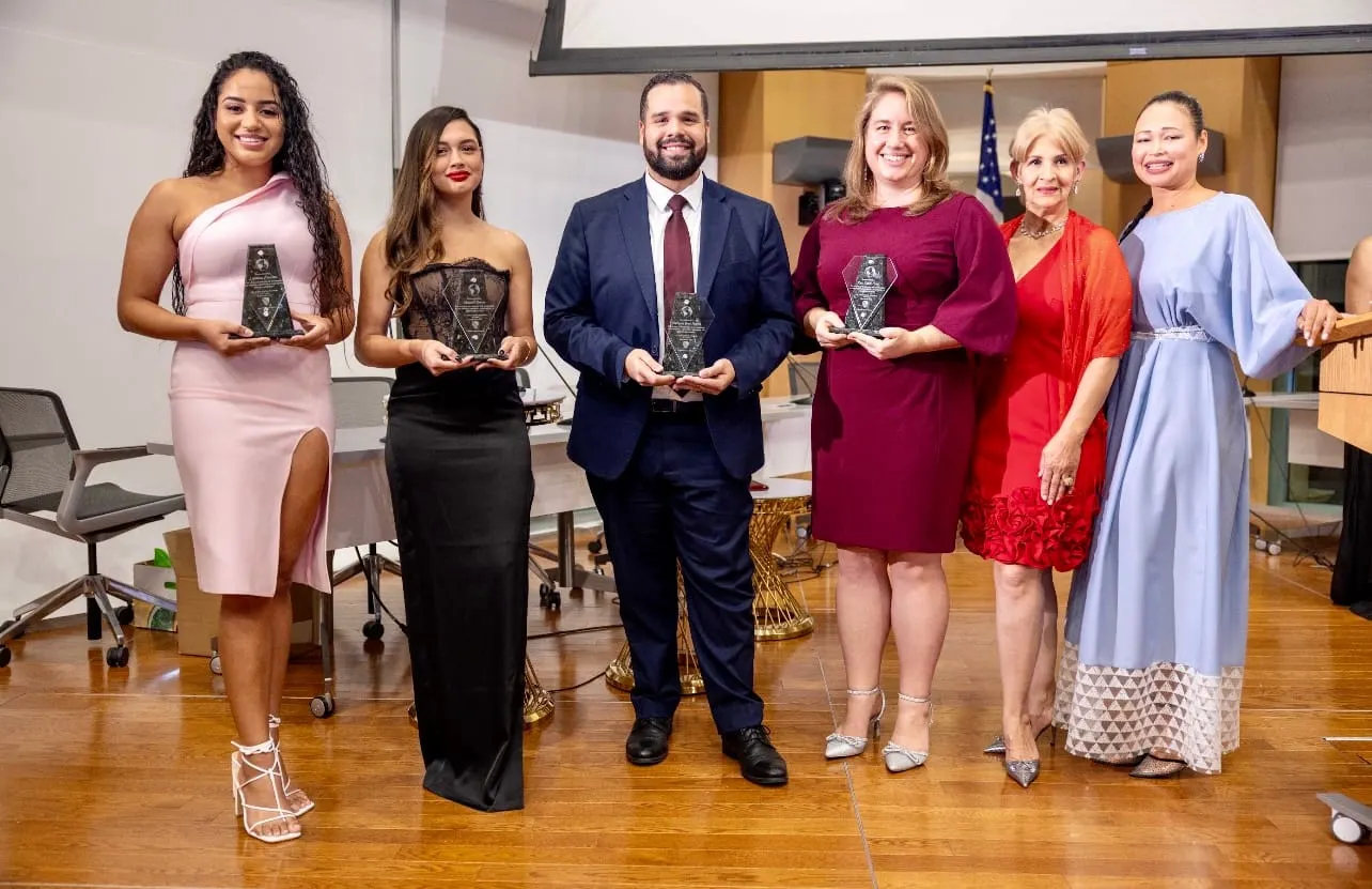 De izquierda a derecha estos son los "Jóvenes ejemplares" de la comunidad, según Lulac Evolución Boston: Lisanna Paulino, Mas