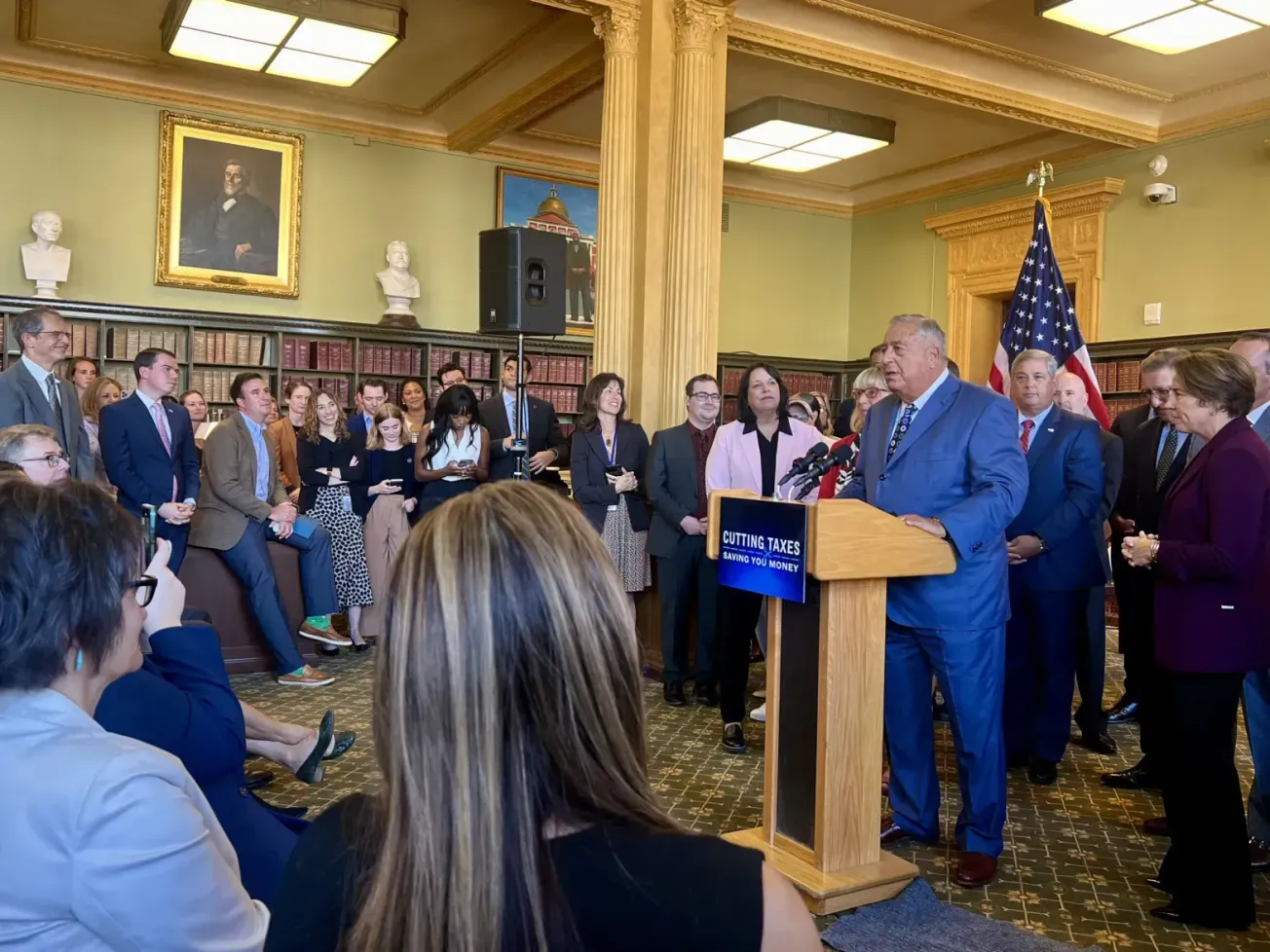 La gobernadora anunció los mil millones de dólares en recortes de impuestos en Massachusetts que incluyen ahorros para person