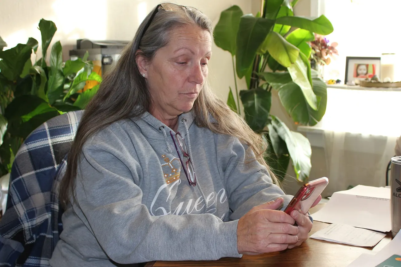 DeAnna Marchand intenta organizar los trámites para recertificar la asistencia alimentaria para ella y su nieto, y sus planes