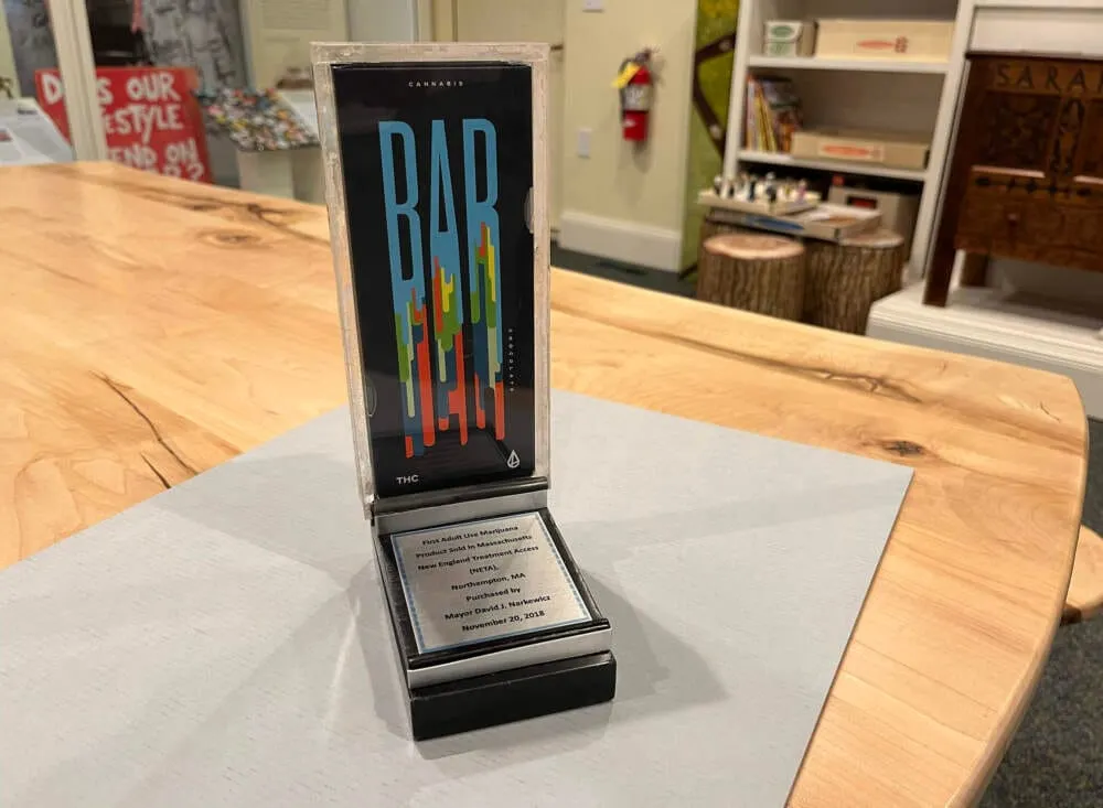 La barra de chocolate de 100 miligramos con THC, producida por NETA, preservada por los empleados del museo en Historic North