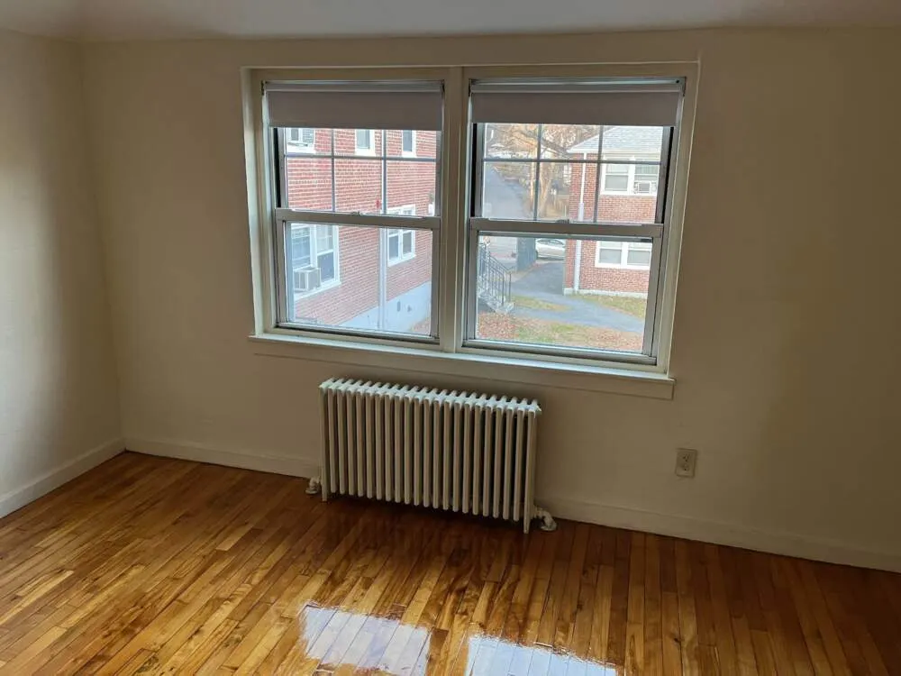 Una unidad familiar de dos habitaciones vacía en Waltham que está siendo preparada para nuevos inquilinos. (Todd Wallack/WBUR