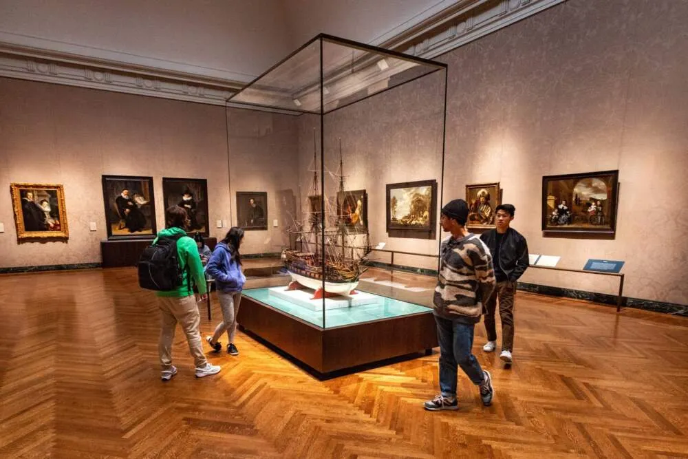 Visitantes en la sala de arte holandés y flamenco en el Museum of Fine Arts, Boston. (Jesse Costa/WBUR)