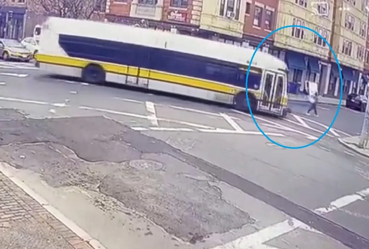 Mujer hospitalizada tras ser atropellada por un autobús de la MBTA en Chelsea