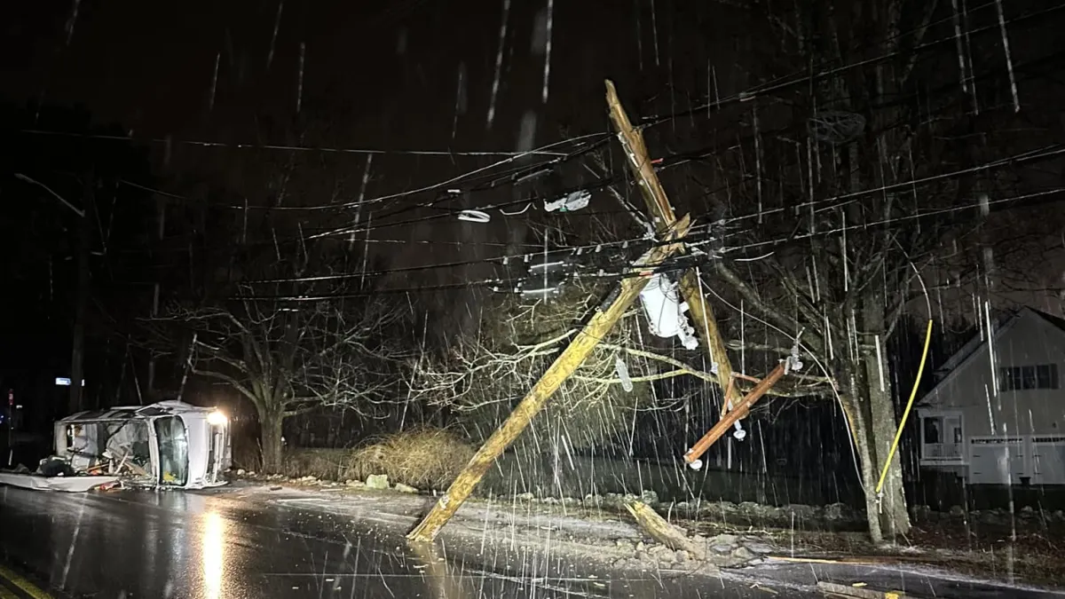Auto choca contra un poste en Foxborough el domingo