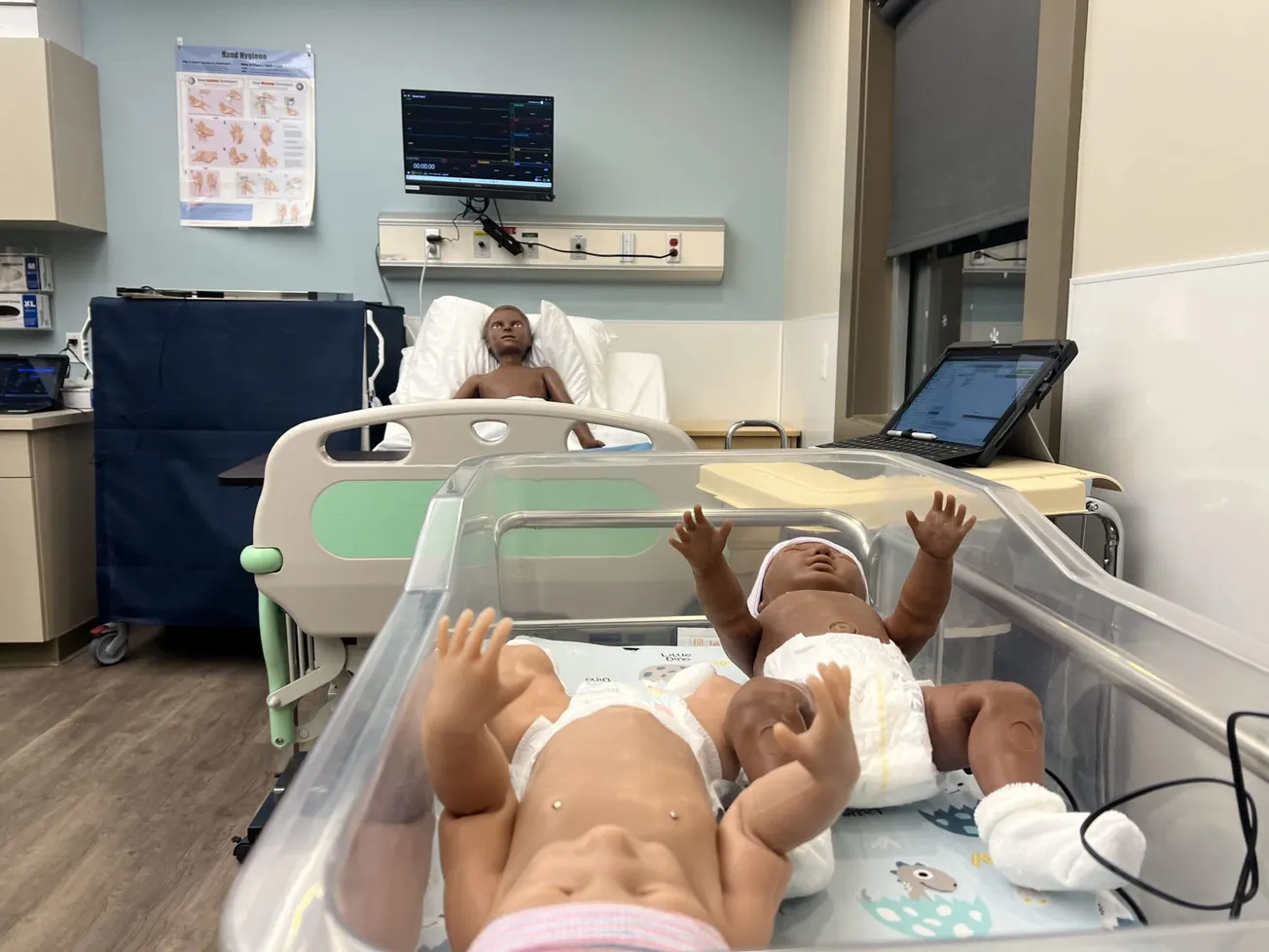 Una de las prácticas simuladas se llevan a cabo en las habitaciones de pacientes del hospital de ArLab. Foto: Rosanna Marinel