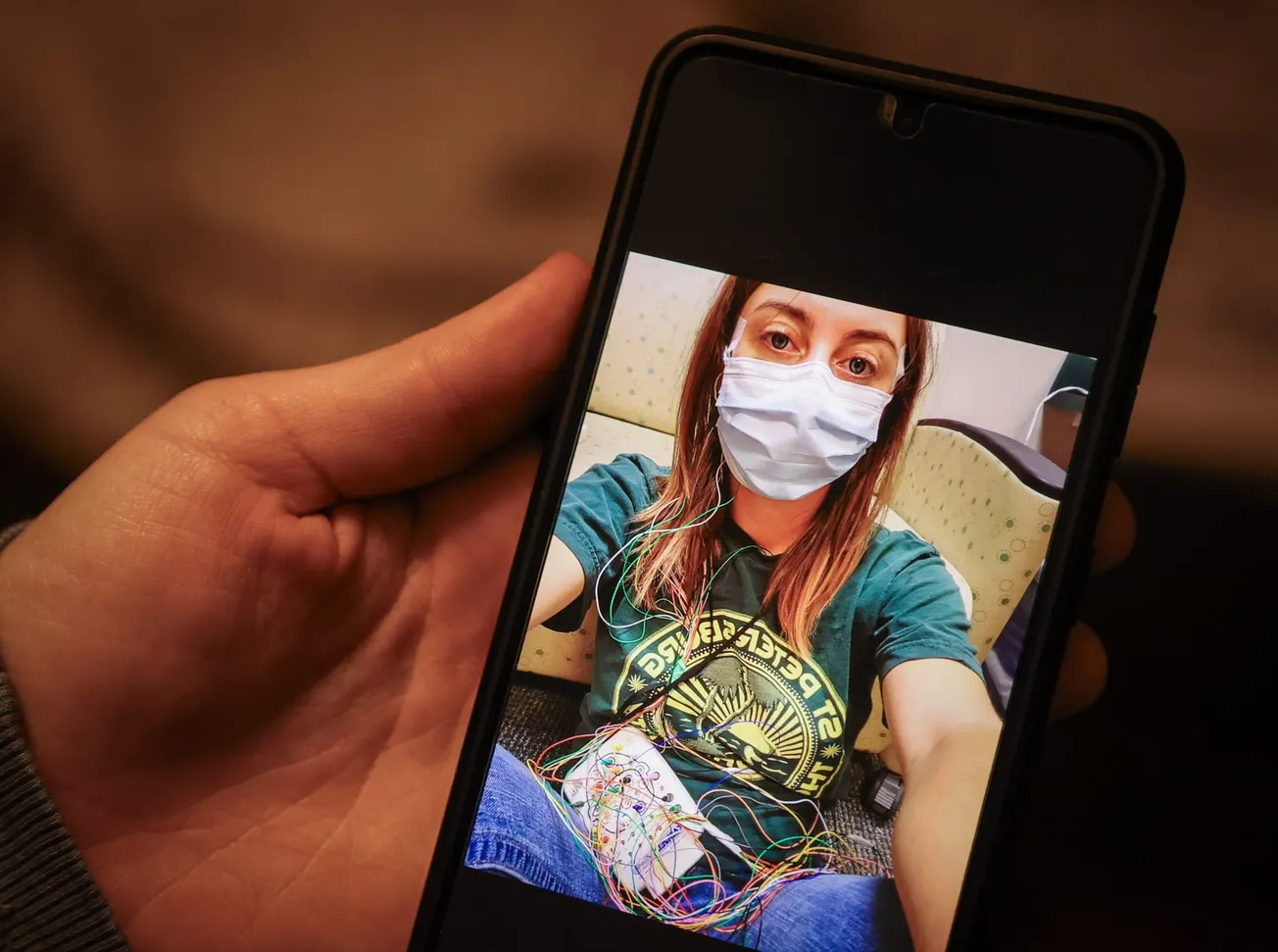 Nina Shand muestra una foto de sí misma en su teléfono cuando estaba en un estudio del sueño para detectar narcolepsia. Para