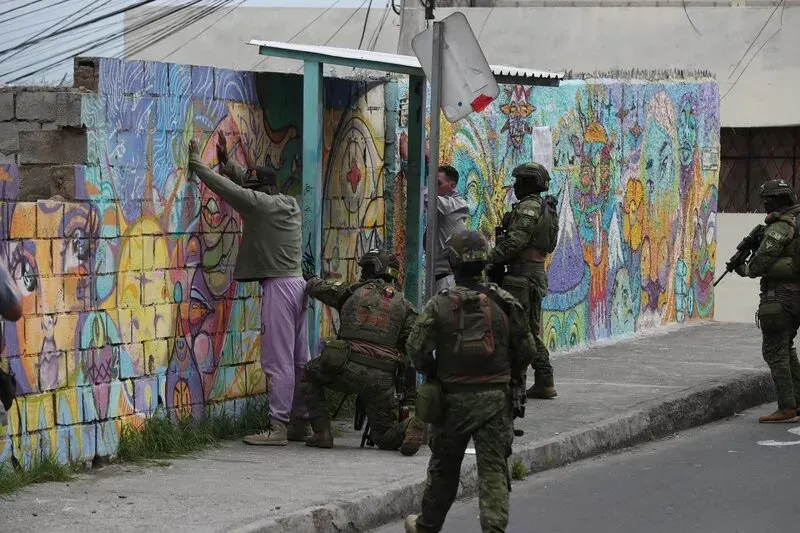 El Ejército recorre las calles de Ecuador ante la amenaza de bandas criminales (Foto: EFE y obtenida por El Tiempo Latino)