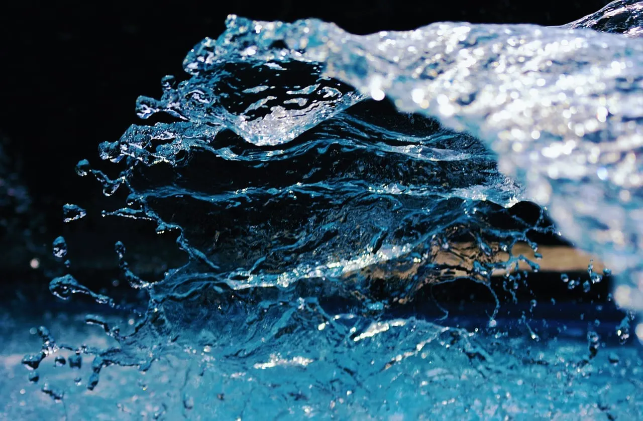 Autoridades recomiendan buscar rutas alternas por avería de tubería de agua en Lynn