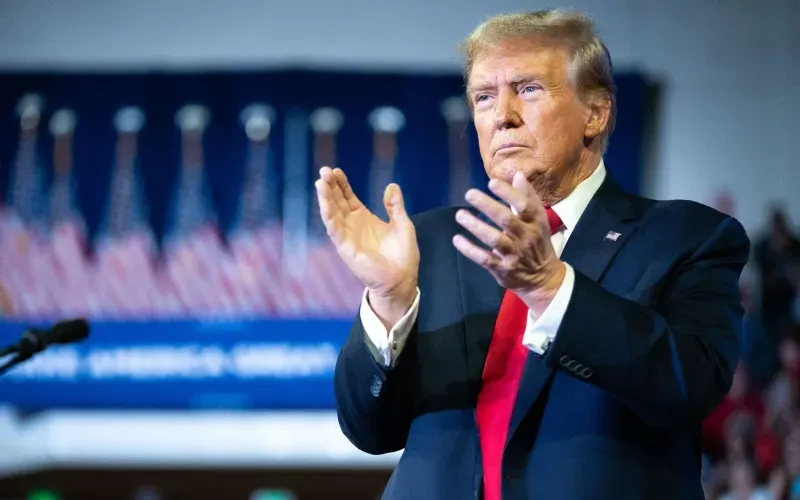 Trump propone otorgar green cards a inmigrantes graduados en universidades de EEUU. ¿Qué se sabe sobre esto?