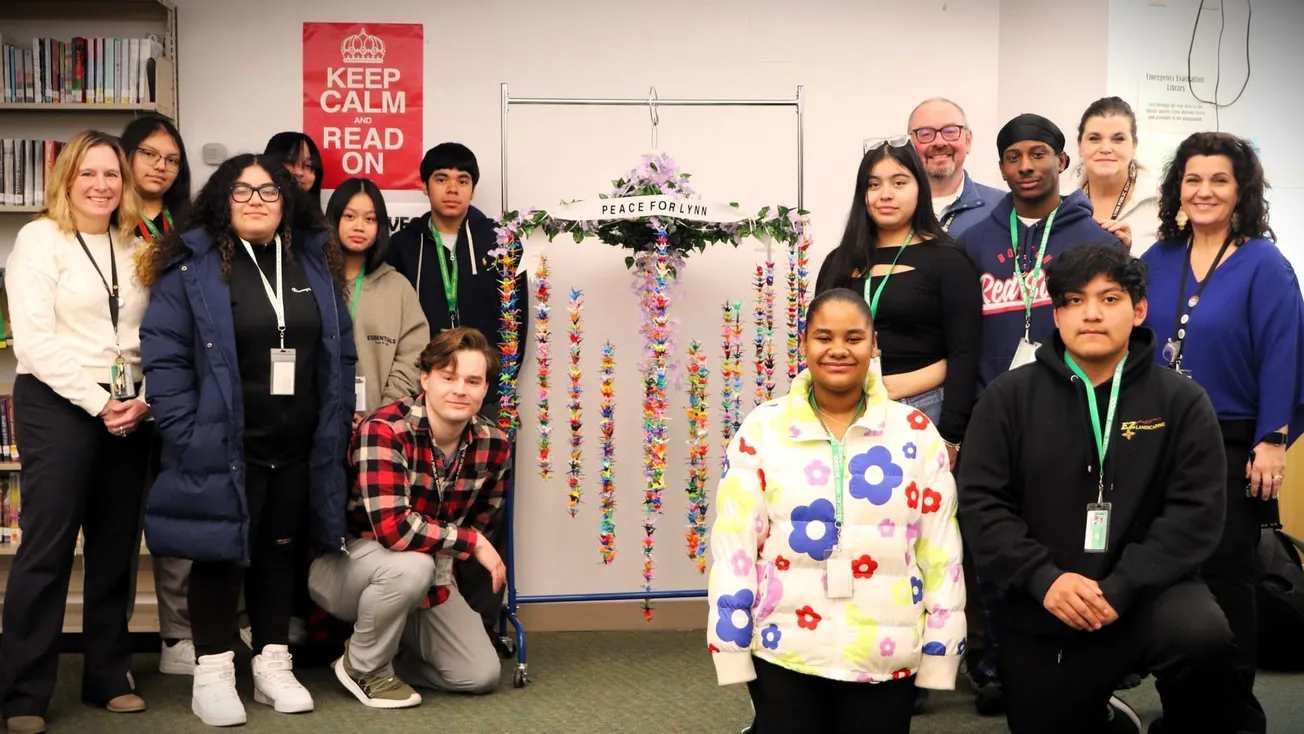 Senbazuru: Proyecto de paz y origami creado por estudiantes de Lynn