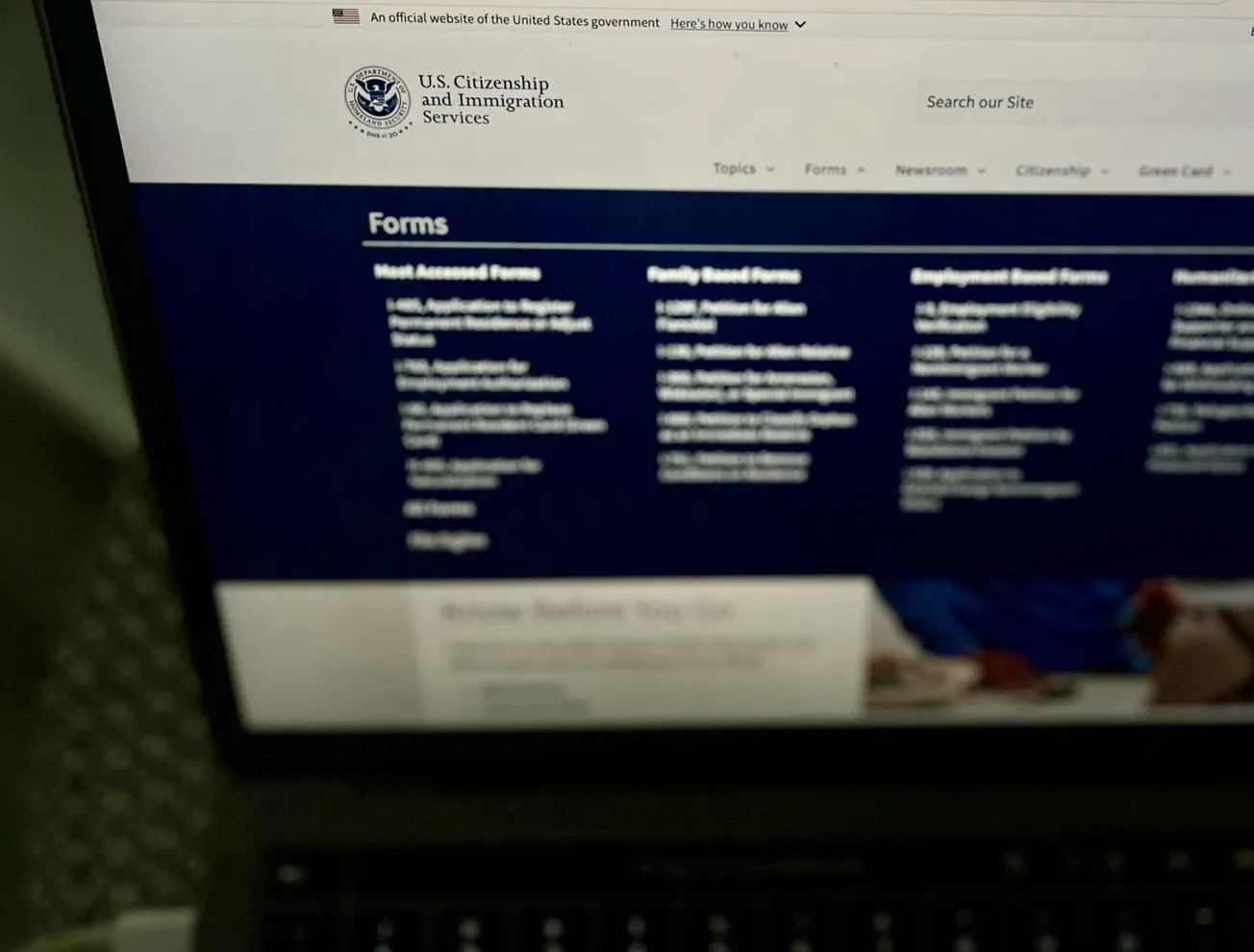 Estos son los trámites migratorios de USCIS que subirán de precio en abril