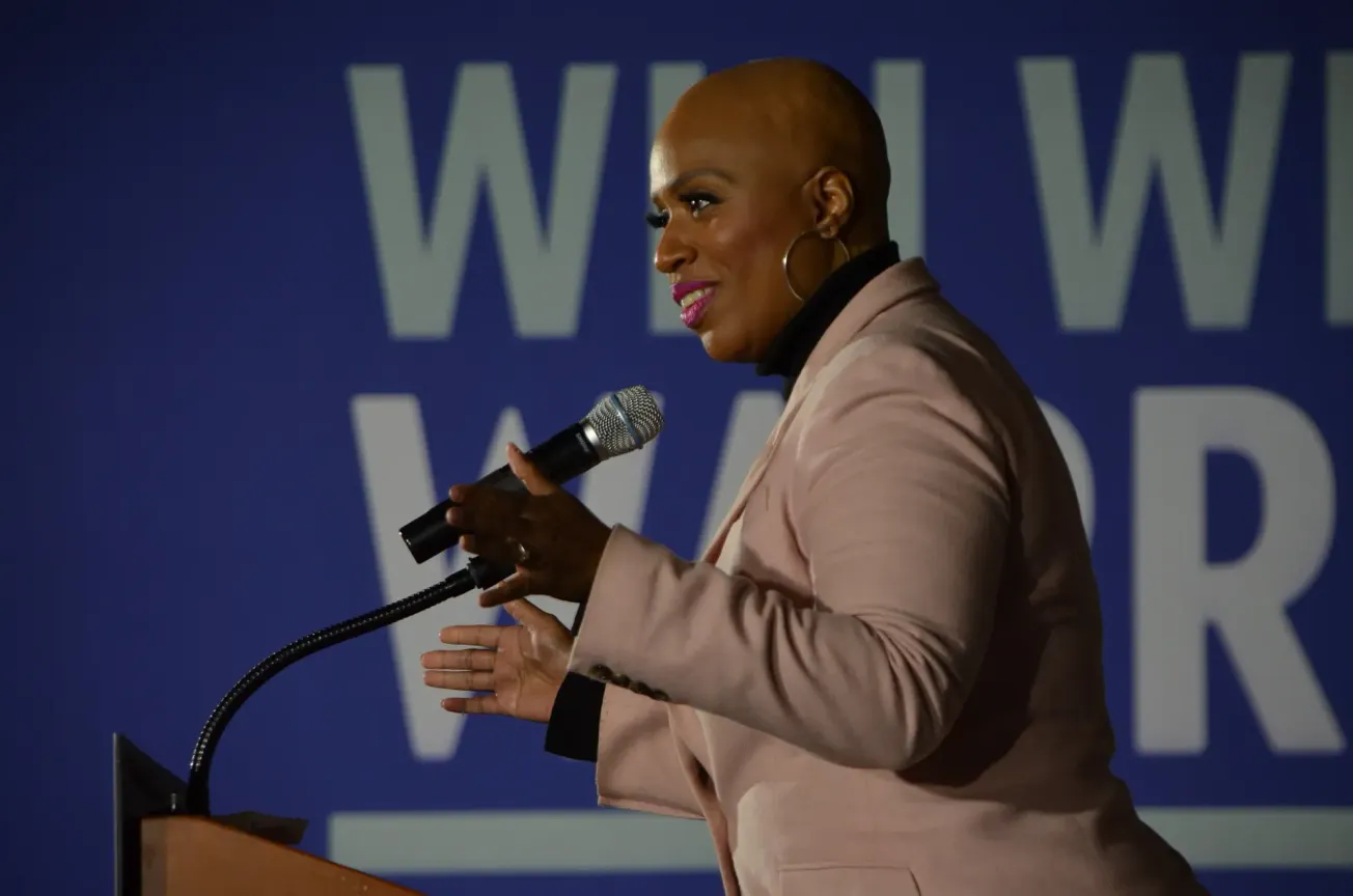 La cancelación de la deuda estudiantil ha tenido un impacto importante, afirma la congresista Pressley