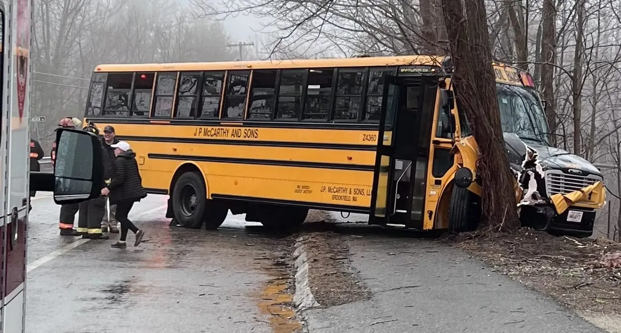 Un auto choca con autobús escolar, conductor se enfrenta cargos tras el incidente