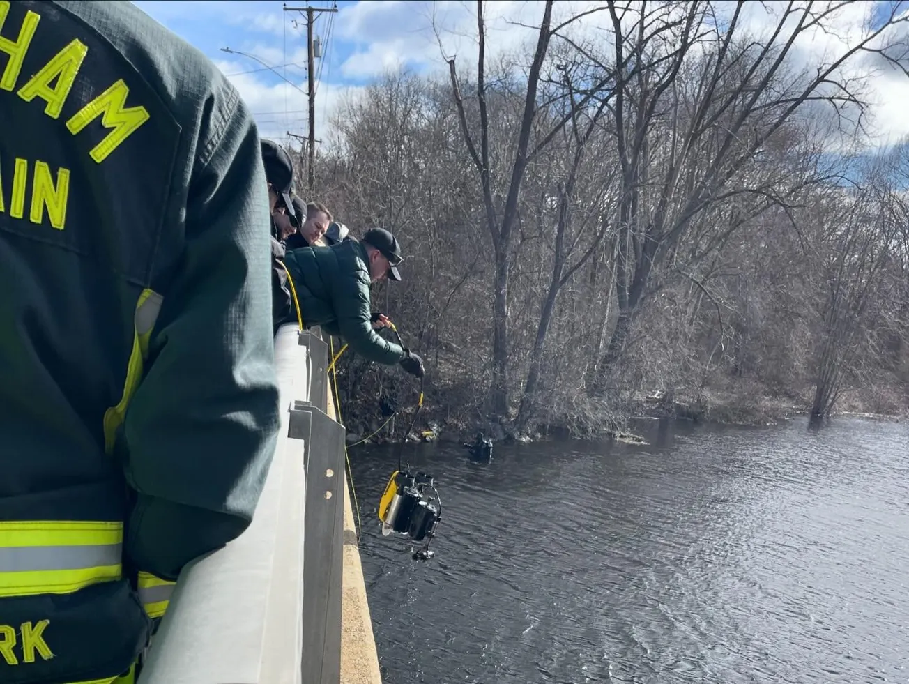 Operativo en el Charles River: buscan más explosivos tras hallazgos de pescador