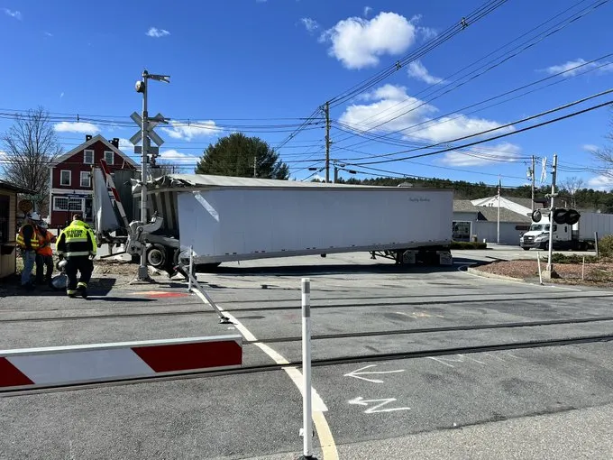 Choque entre un tren de la MBTA y un camión en Littleton, Massachusetts