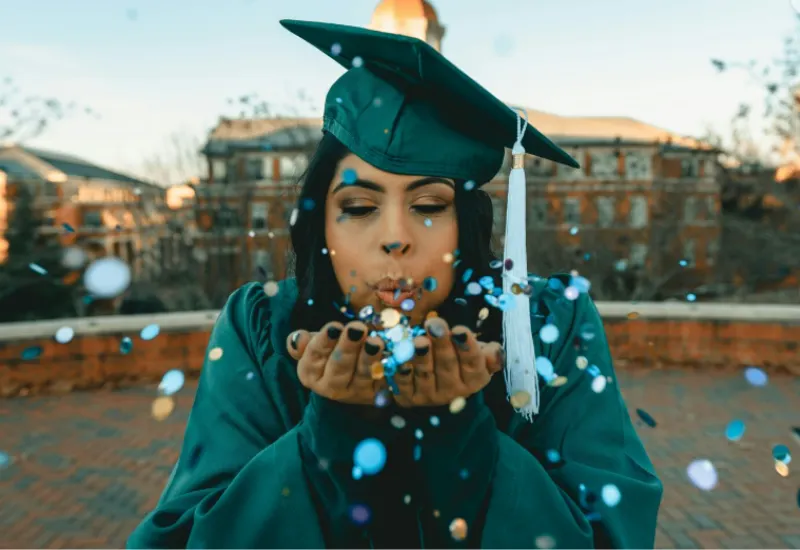 Latinas en EE.UU avanzan en educación universitaria pero no en salarios